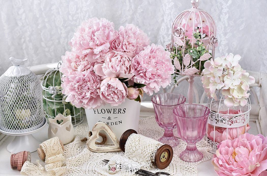 Różowe kwiaty w i dekoracje o kolorze przetartej farby.