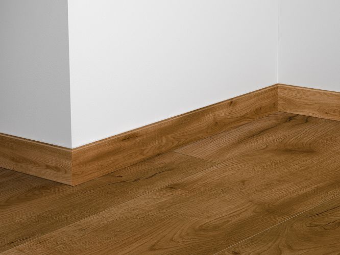 Listwa przypodłogowa wodoodporna SK58 Camelback Oak Z210 - harmonia naturalnej tekstury drewna, dodająca elegancji i wyjątkowego charakteru każdemu pomieszczeniu.